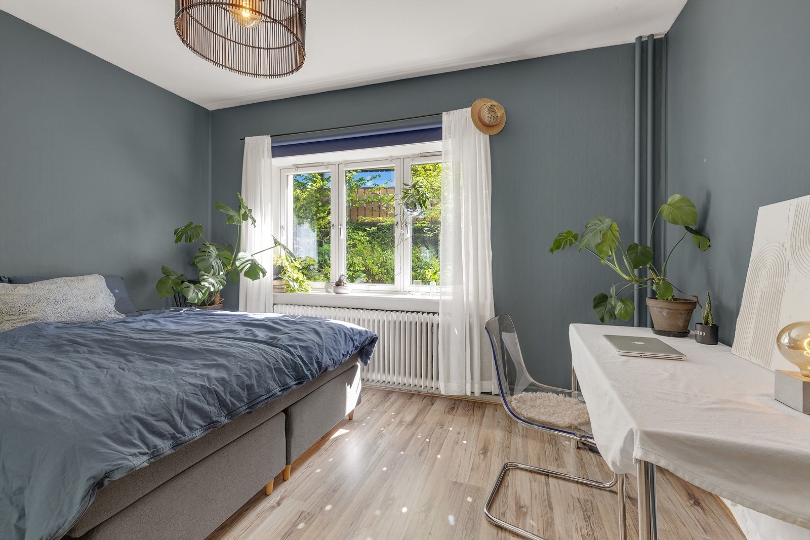 Stort og fint soverom som vender ut mot bakside Galleribilde