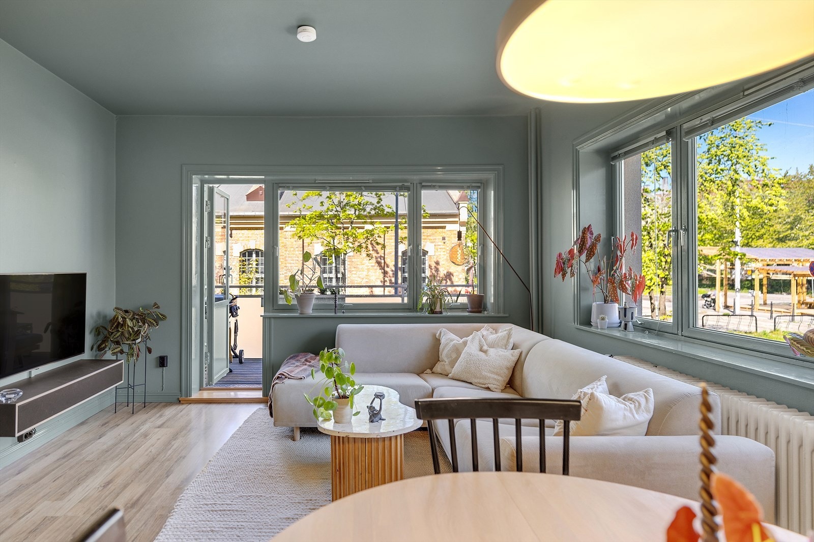 Romslig stue med store vinduer Galleribilde