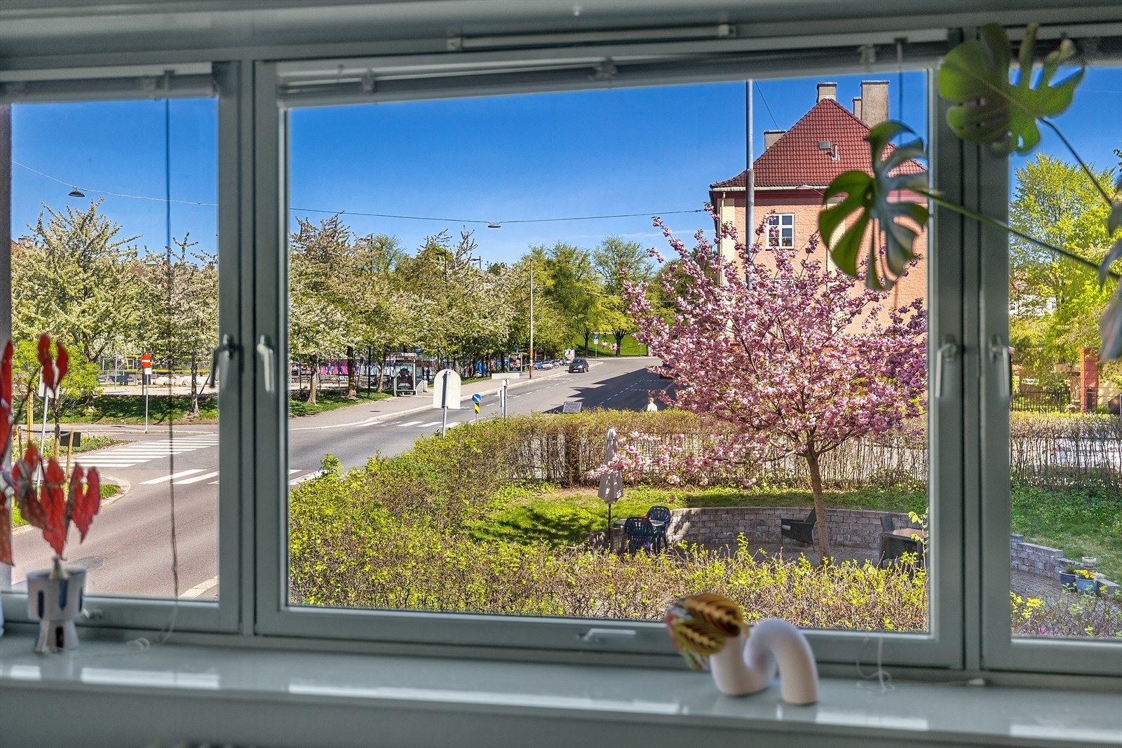 Fritt utsyn fra sidevinduet i stuen Galleribilde