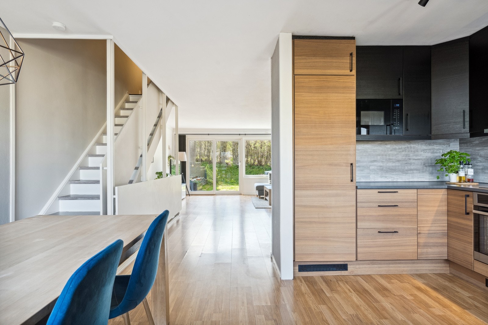 Mellom stue og kjøkken er det trapp opp til øverste etasje. Galleribilde