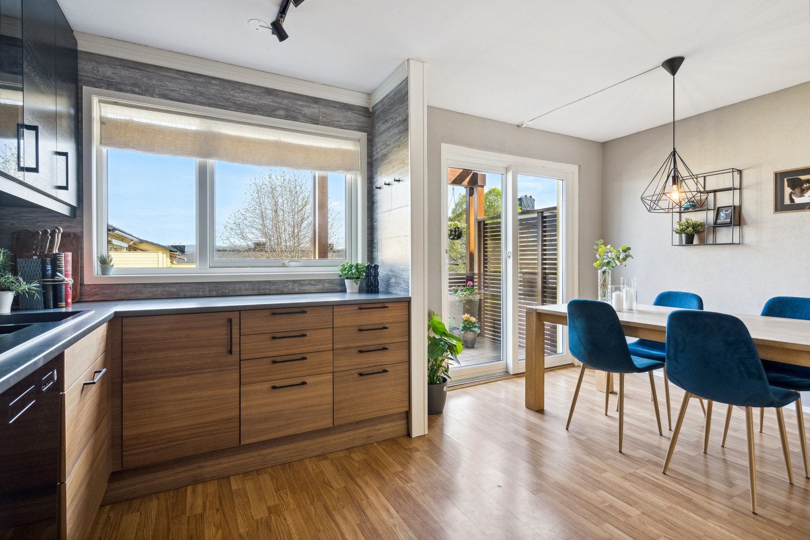 Her er det gode arbeidsflater for matlaging, mye skapplass og plass til spisebord. Galleribilde