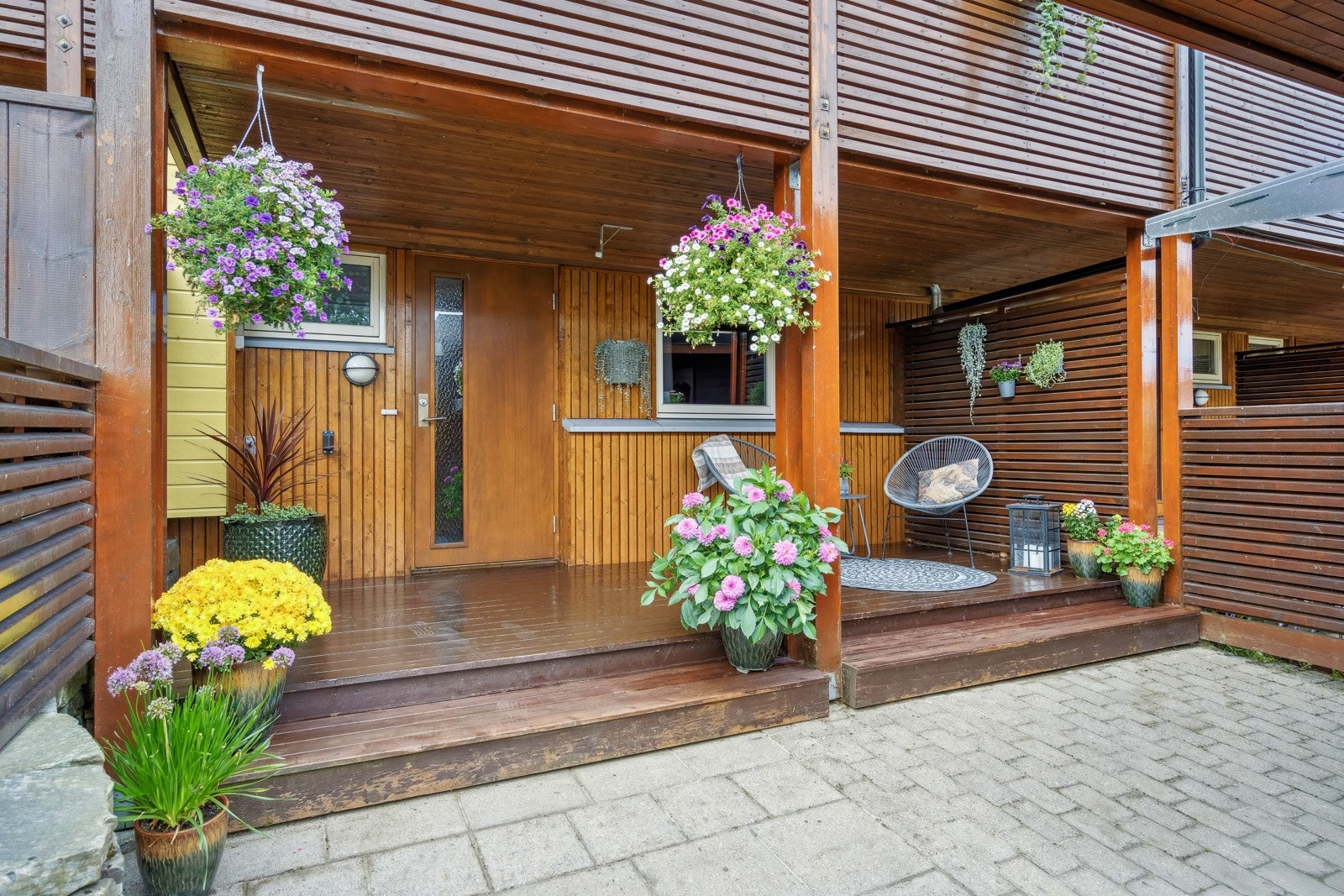 Hyggelig inngangsparti med terrasse på 11 kvm. Galleribilde