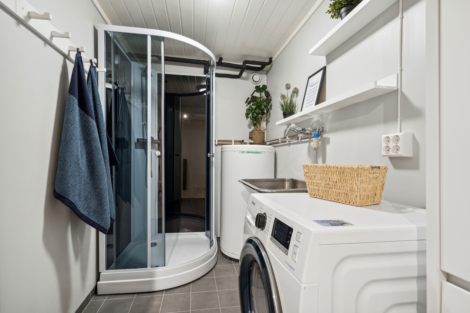 Vaskerommet er oppgradert i 2018 og har flislagt gulv med gulvvarme, vask og dusjkabinett samt opplegg for vaskemaskin og tørketrommel. Galleribilde