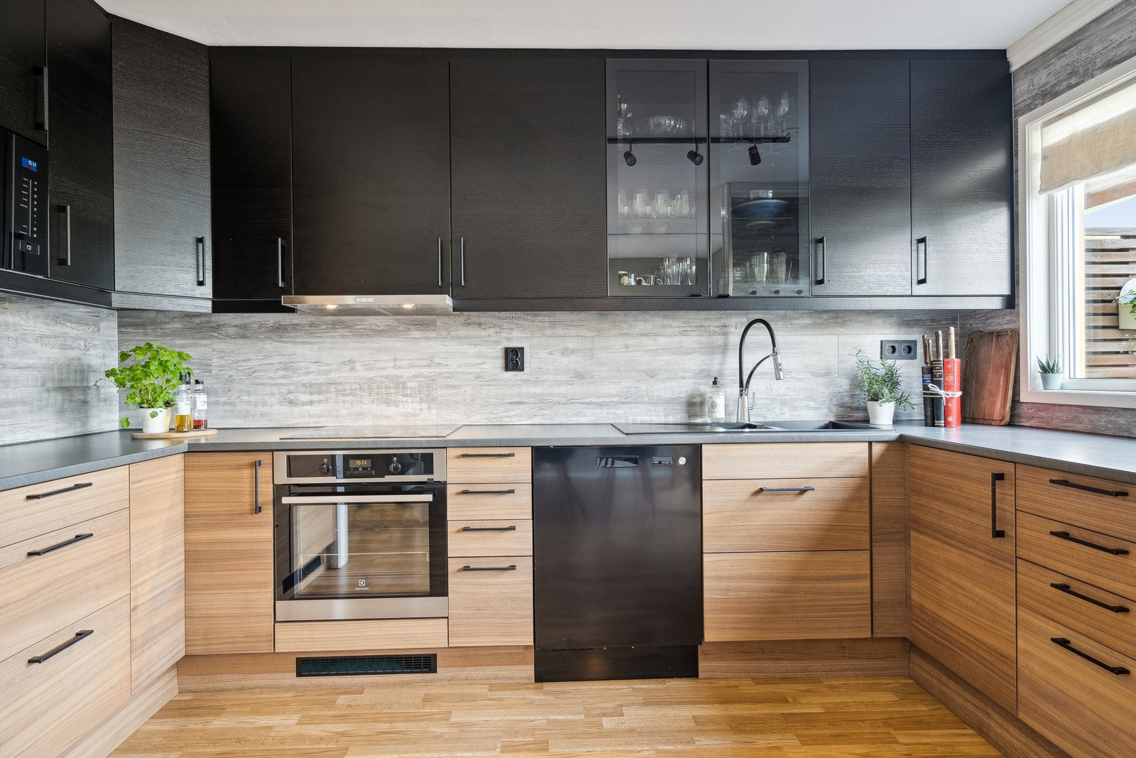 Flott kjøkken med innredning fra 2022. Galleribilde