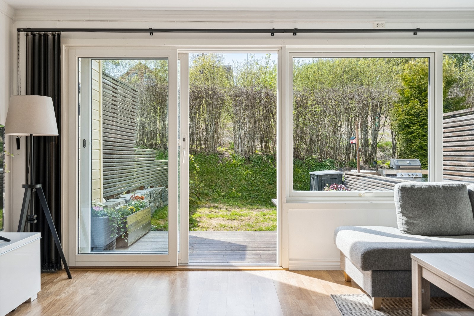 Fra stuen er det utgang til terrasse og hage. Galleribilde