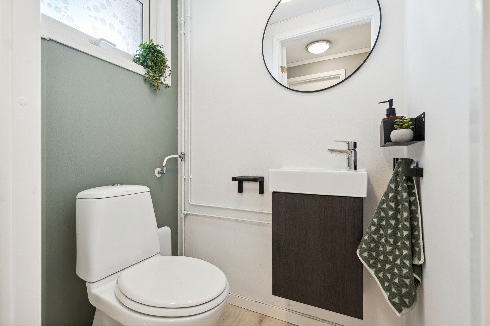 Praktisk med separat toalettrom. Gulv, toalett og innredning ble byttet høsten 2023. Galleribilde