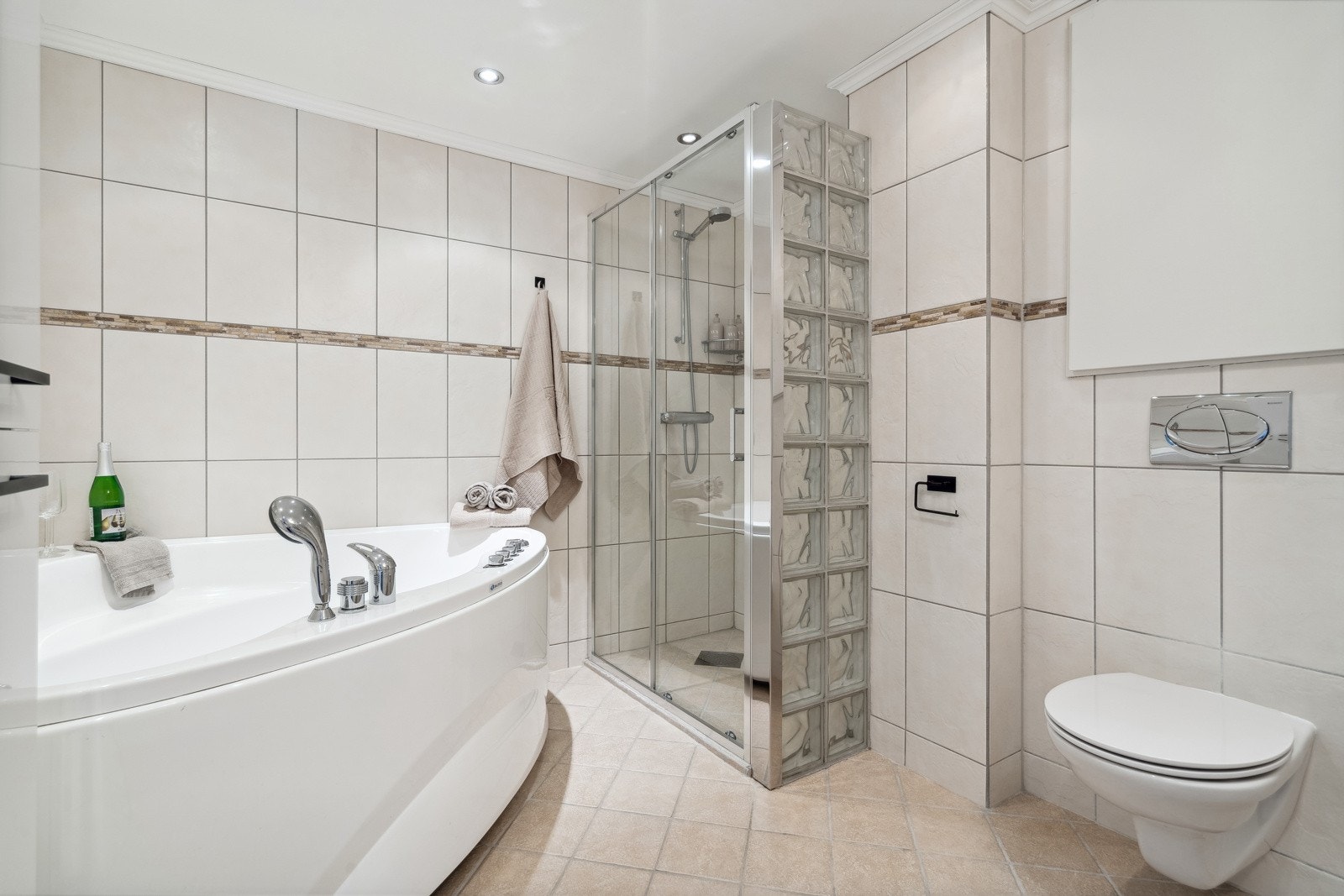 Flislagt baderom oppgradert i 2006. Galleribilde