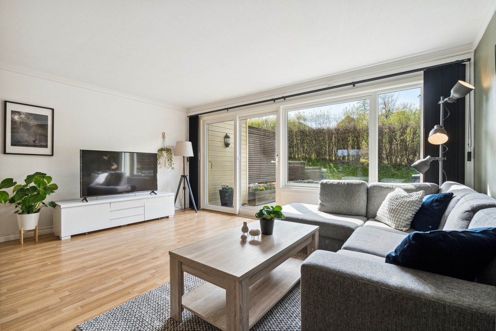 Boligen er gjennomgående og gir mye naturlig lysinnslipp. Galleribilde