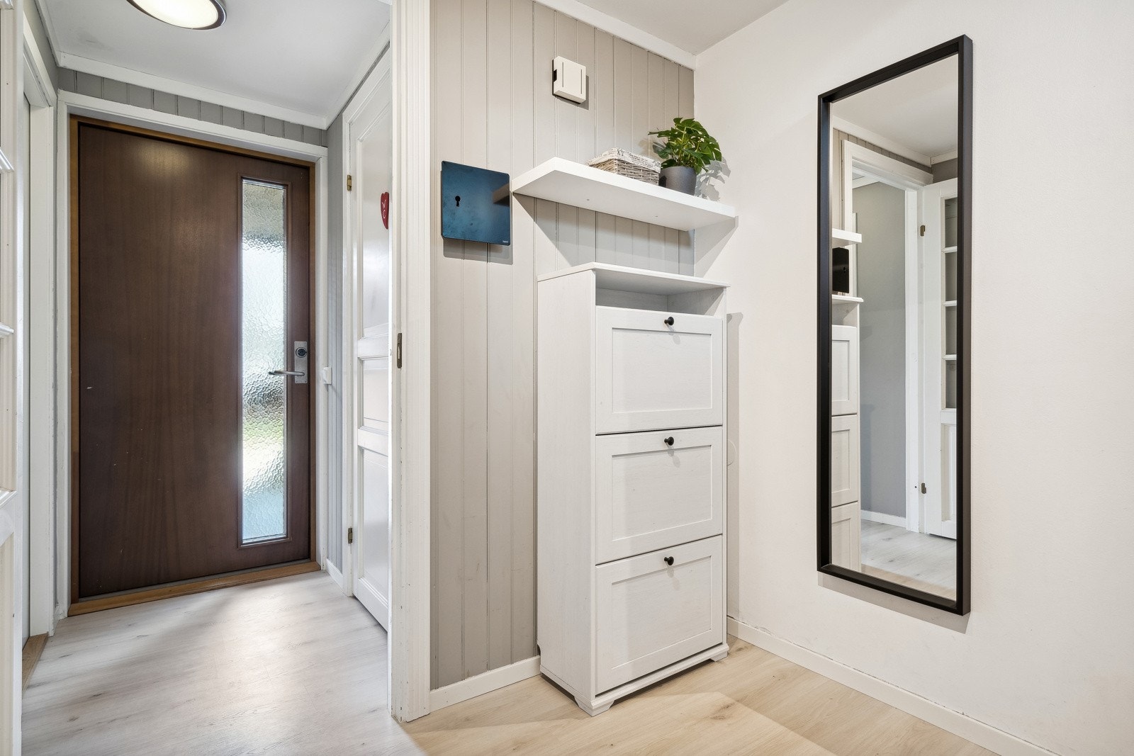 I gangen er det godt med plass til å sette fra seg sko og henge opp yttertøy. Galleribilde