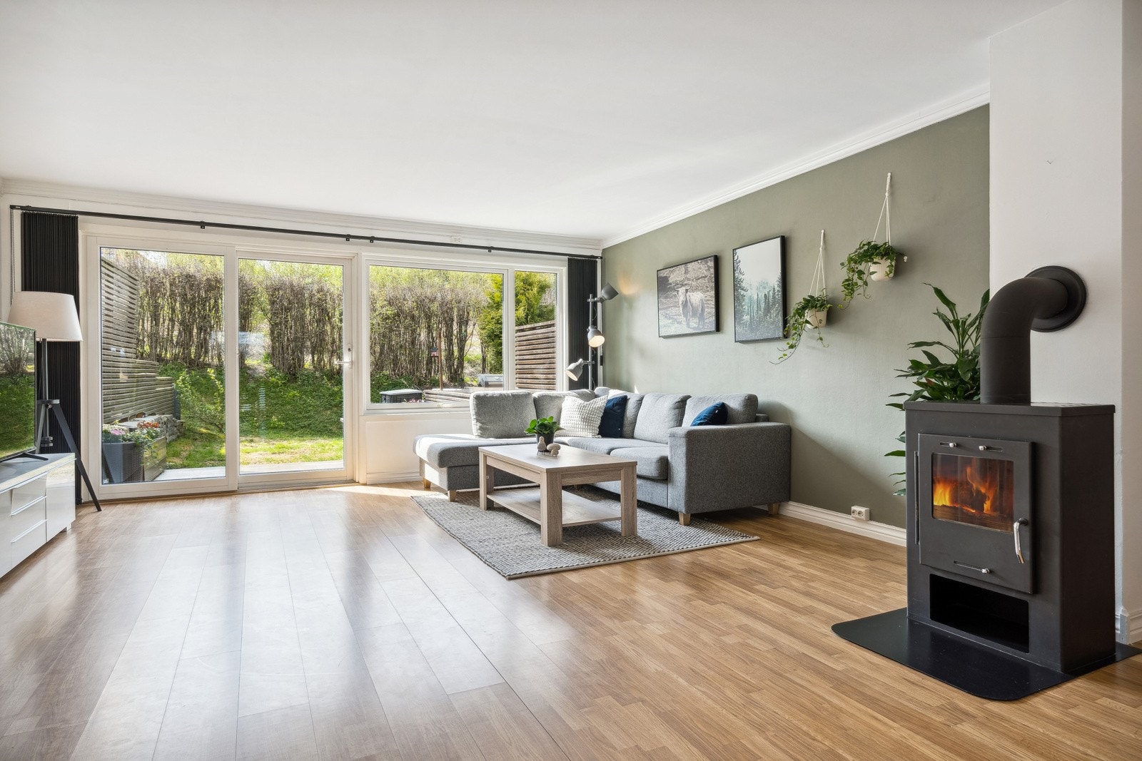 Stuen og kjøkkenet utgjør hele arealet i 1. etasje, ca. 52 m². I tillegg til 16 kvm terrasse og 10 kvm balkong i hver sin ende. Galleribilde