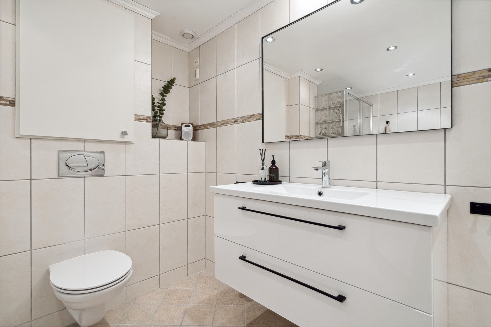 Flislagte gulv og vegger med varme i gulv. Galleribilde