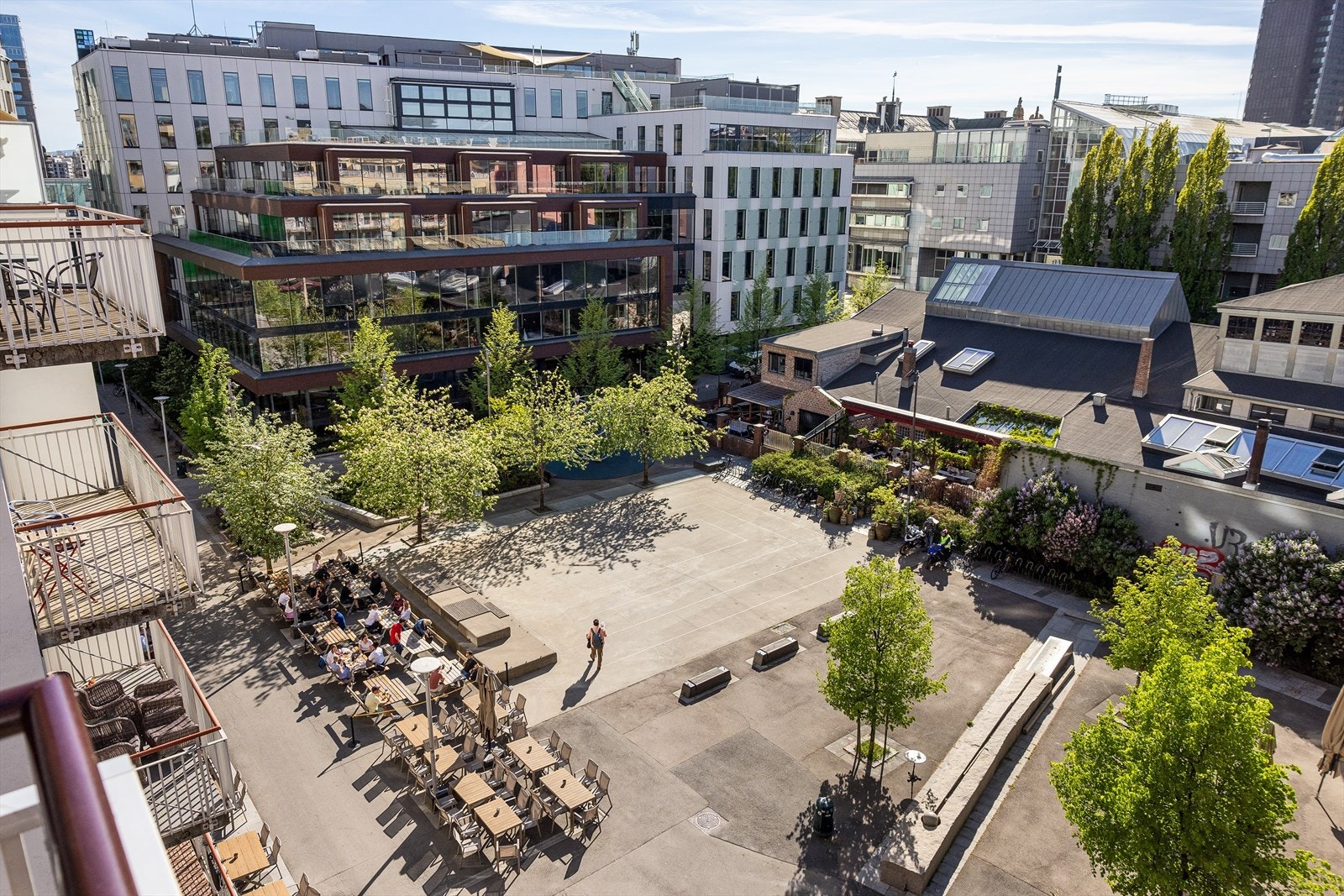 Balkongen har en flott utsikt over Teaterplassen Galleribilde