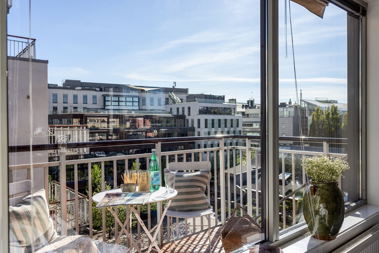 Fra stuen er det utgang til den vestvendte balkongen på ca. 6 kvm. Galleribilde