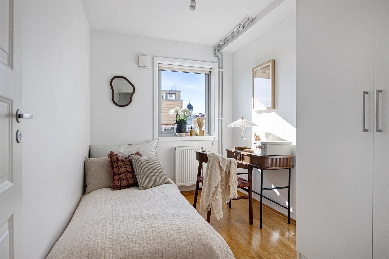 Det andre soverommet har ett garderobeskap og passer perfekt som et gjesterom, barnerom eller til hjemmekontor. Galleribilde