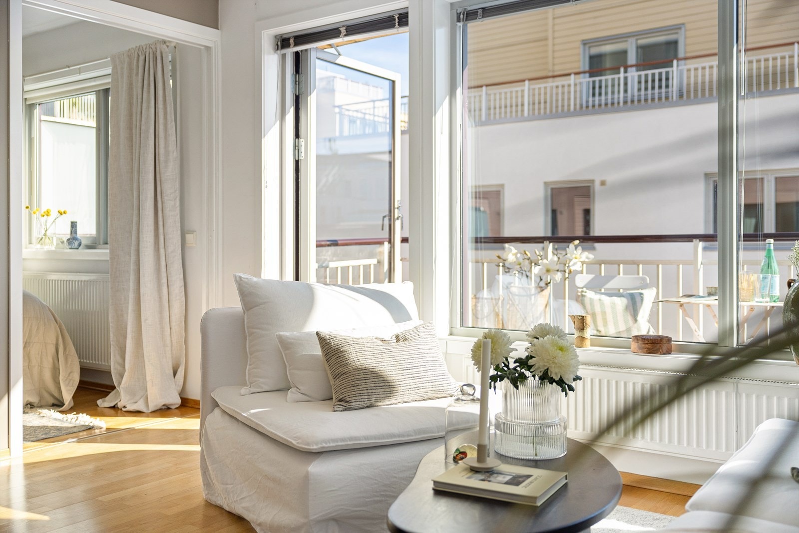 Det er store vindusflater som gir godt med naturlig lys. Galleribilde