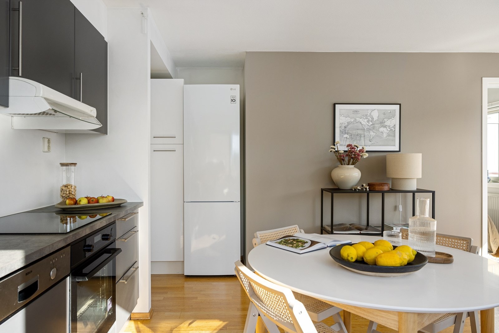 Det er nisje til kjøleskap. Galleribilde