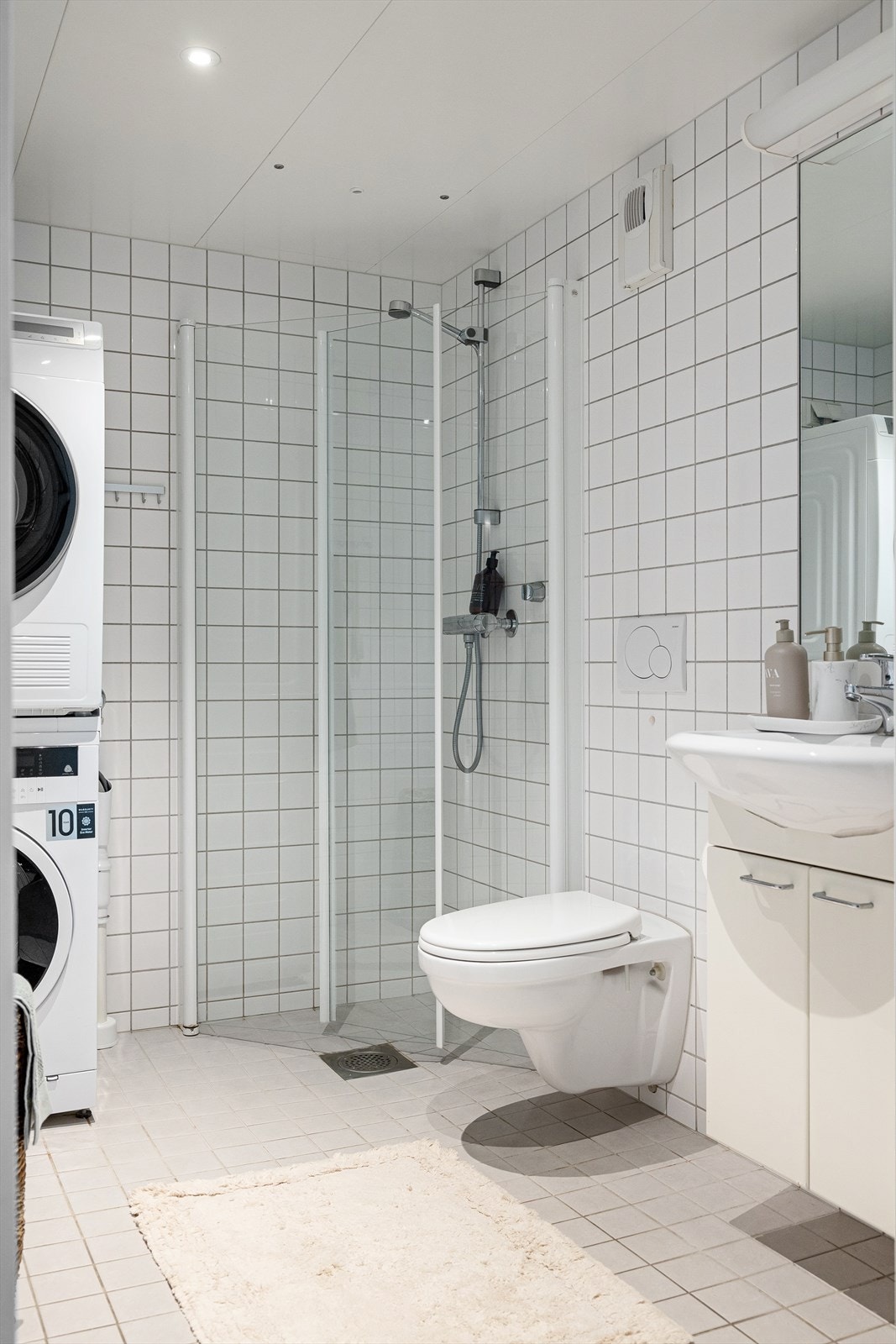 Det er downlights i tak, gulvvarme og opplegg for vaskemaskin og tørketrommel. Galleribilde