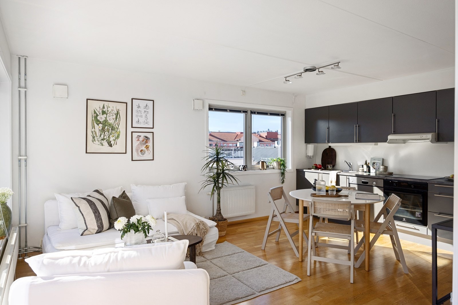 Stuen har åpen kjøkkenløsning for en sosial planløsning. Galleribilde