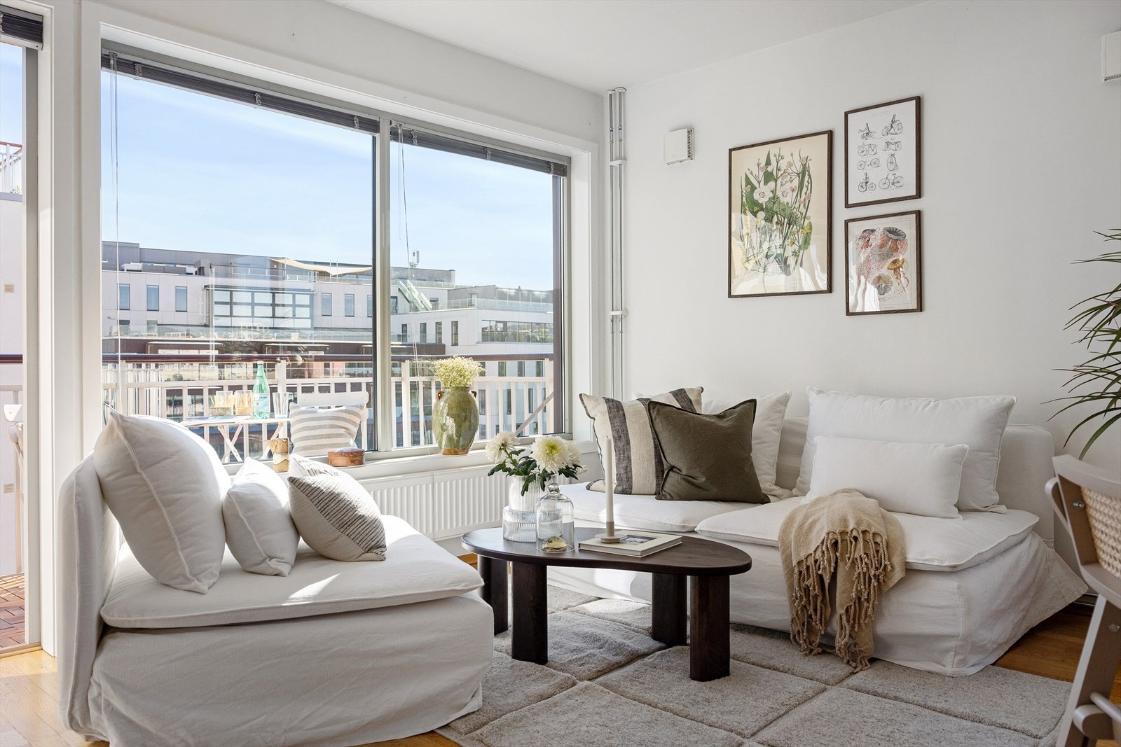 Gjennomgående for leiligheten er trestavs parkett på gulv og lyse farger på veggene. Galleribilde