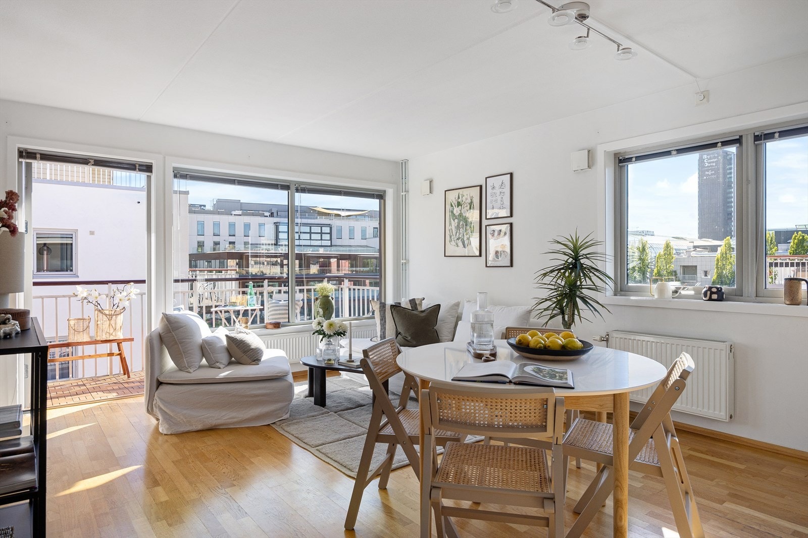 Flott 3-roms leilighet i 6-etasje med en sentral plassering og gode solforhold. Galleribilde