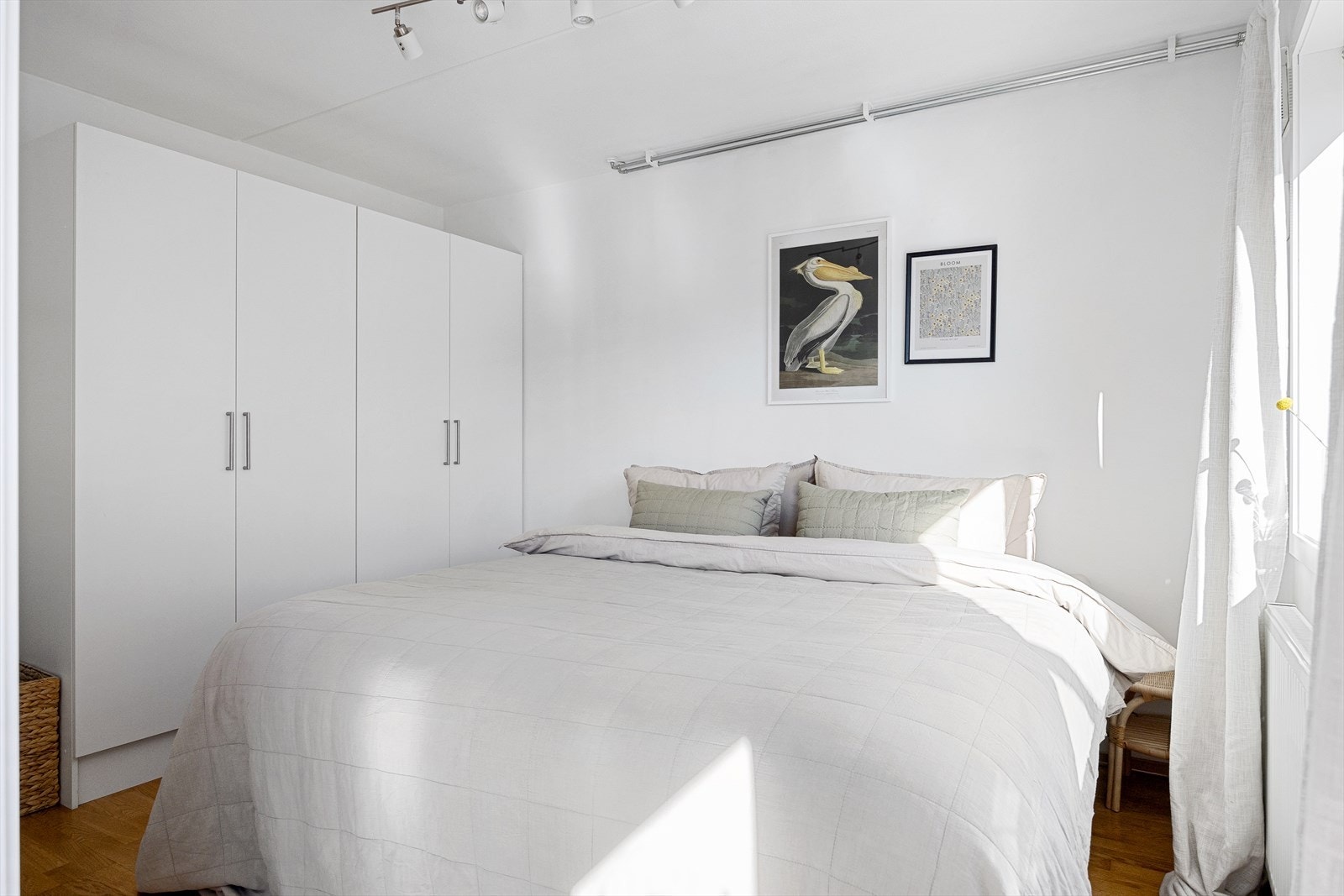 Hovedsoverommet er av god størrelse og har montert to garderobeskap. Galleribilde