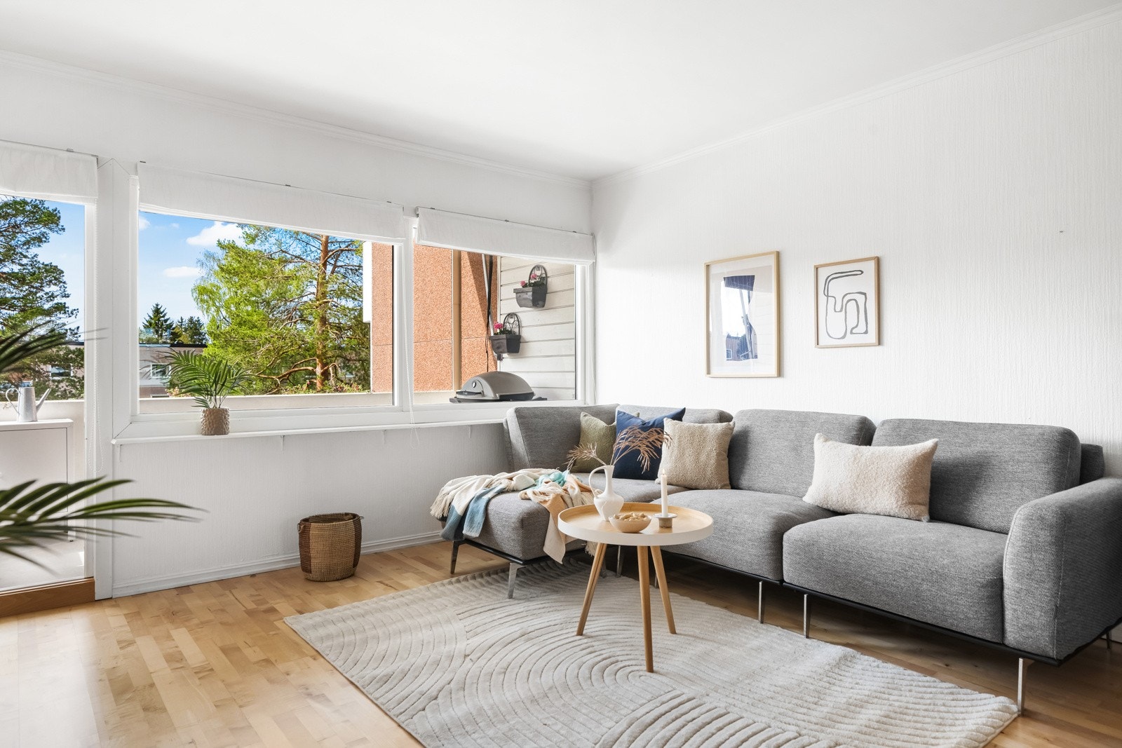 Leiligheten har vinduer og balkongdør med isolerglass merket med produksjonsår 2002-2003. De gode vindusflatene slipper inn rikelig med naturlig lys og gir en god romfølelse. Galleribilde