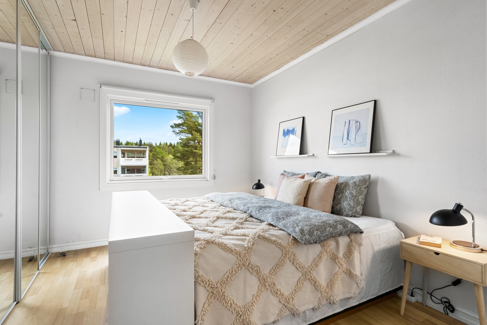 Her er det gode lagringsmuligheter med både et plassbygd skap og en romslig skyvedørsgarderobe med speilfronter. Galleribilde