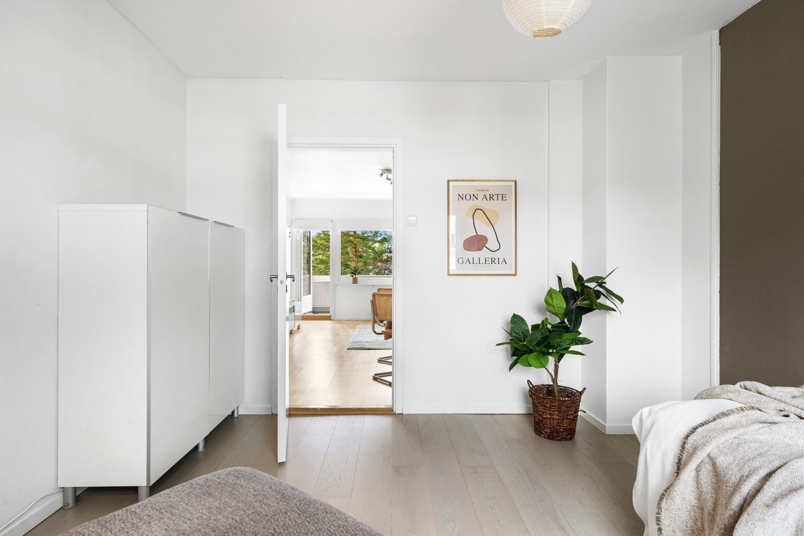 Rommet er av god størrelse og det er plass til oppbevaringsmøbler for klær. Galleribilde