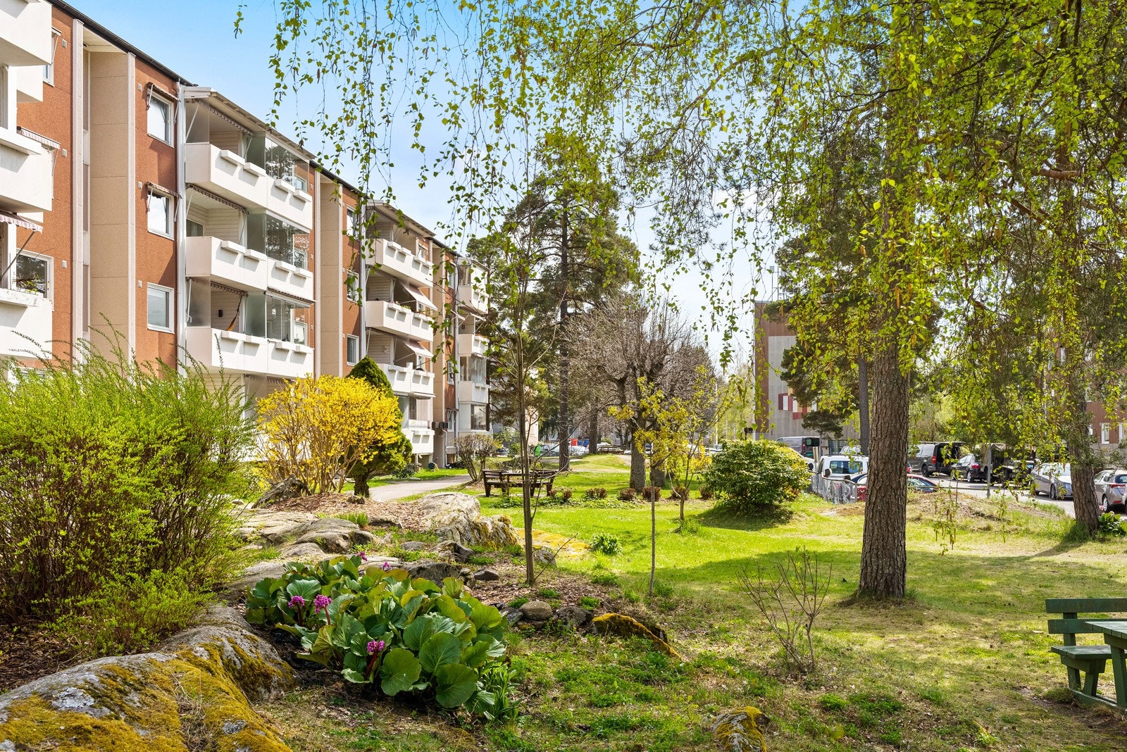 Fellesarealene er pent opparbeidet med gressplener, bord, benker og lekeplasser. Galleribilde