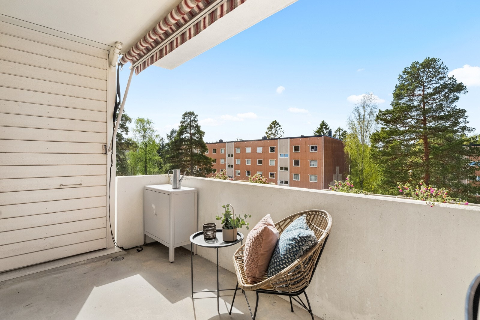 Fra stuen har du utgang til vestvendt, overbygd balkong med grønt utsyn. Galleribilde