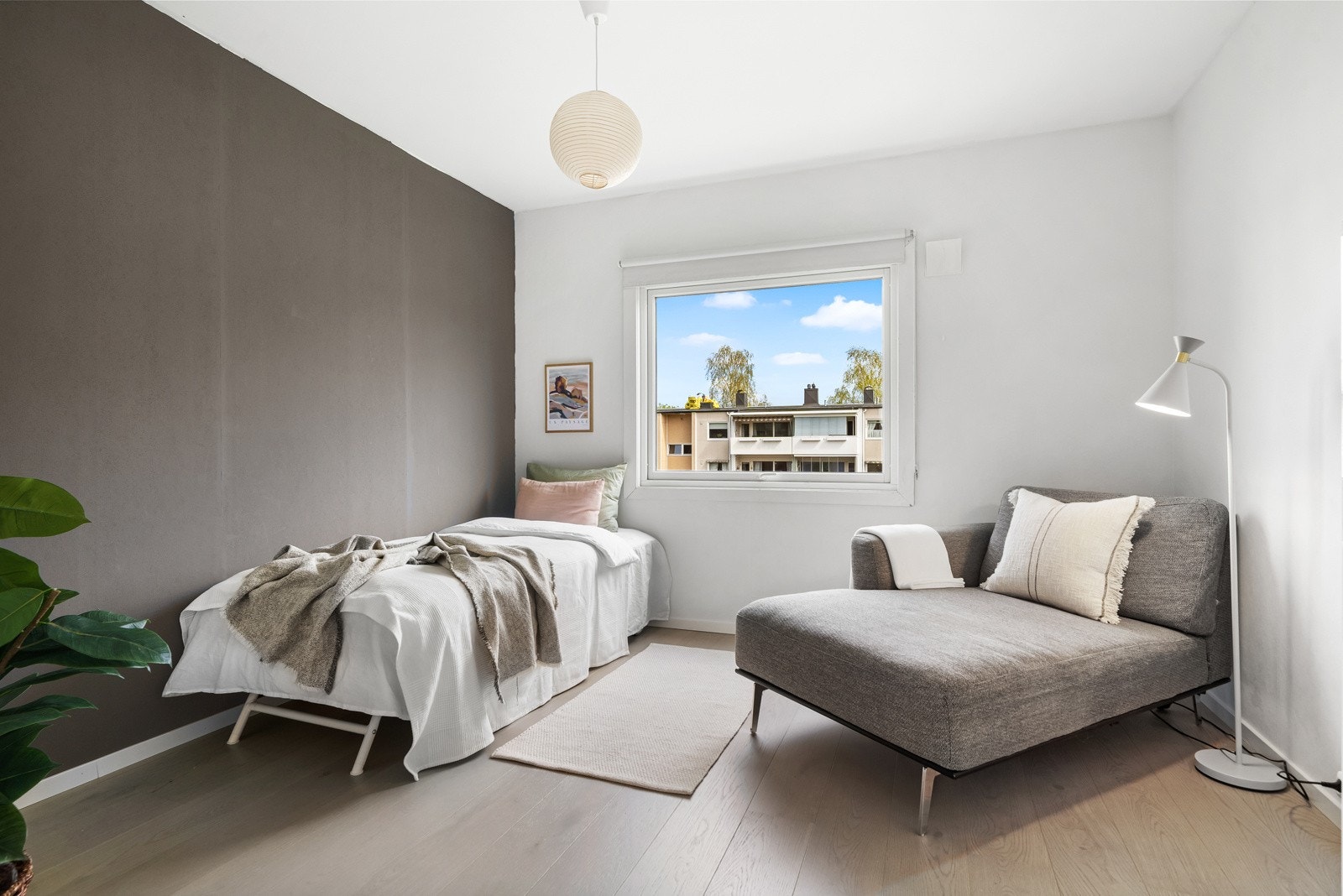 Den andre soverommet har enstavs parkett, lyse vegger og en mørk kontrastvegg som gir rommet en fin dybde. Galleribilde