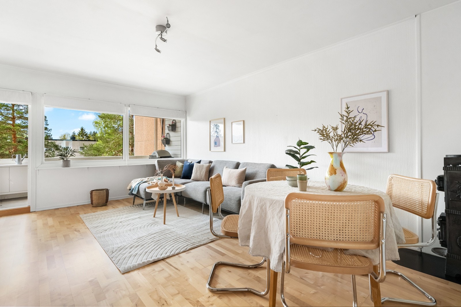 Leiligheten har en lys stue med god plass til sofagruppe med tilhørende TV-møblement og spisebord. Galleribilde