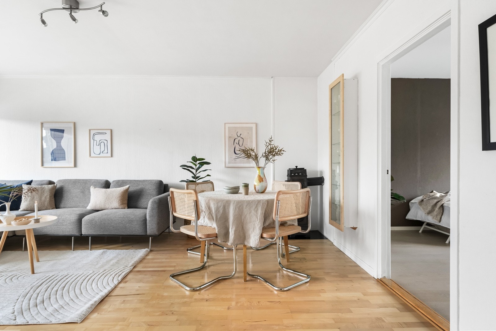 Fin spiseplass der måltidene kan nytes i hyggelig lag. Galleribilde