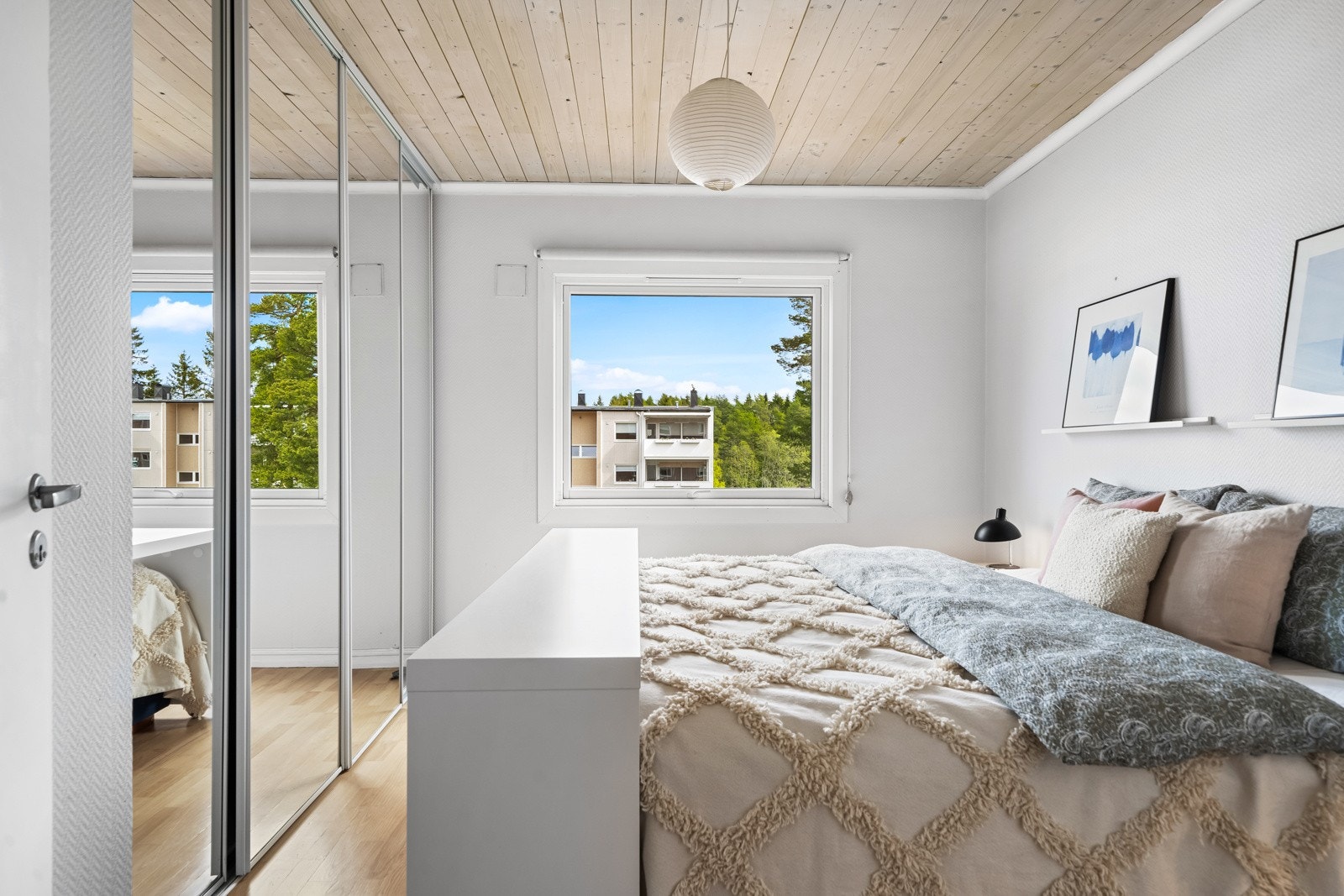 Leiligheten har to gode soverom, ett med adkomst fra entreen og ett innenfor stuen. Hovedsoverommet har trestavs parkett og lyse overflater. Galleribilde