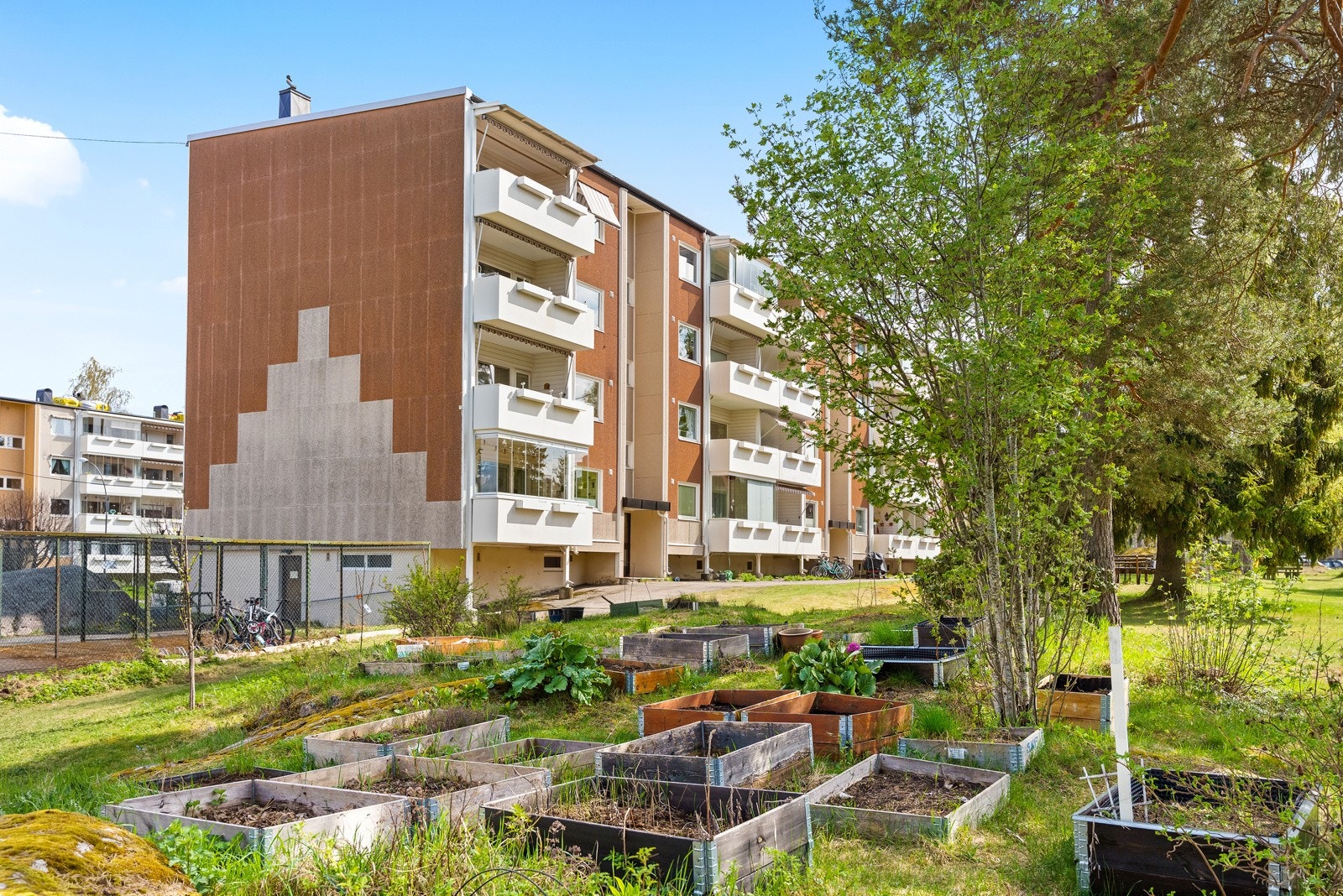 Leiligheten er beliggende i et hyggelig og markanært borettslag på Bøler. Det praktiseres ikke forkjøpsrett i borettslaget. Galleribilde