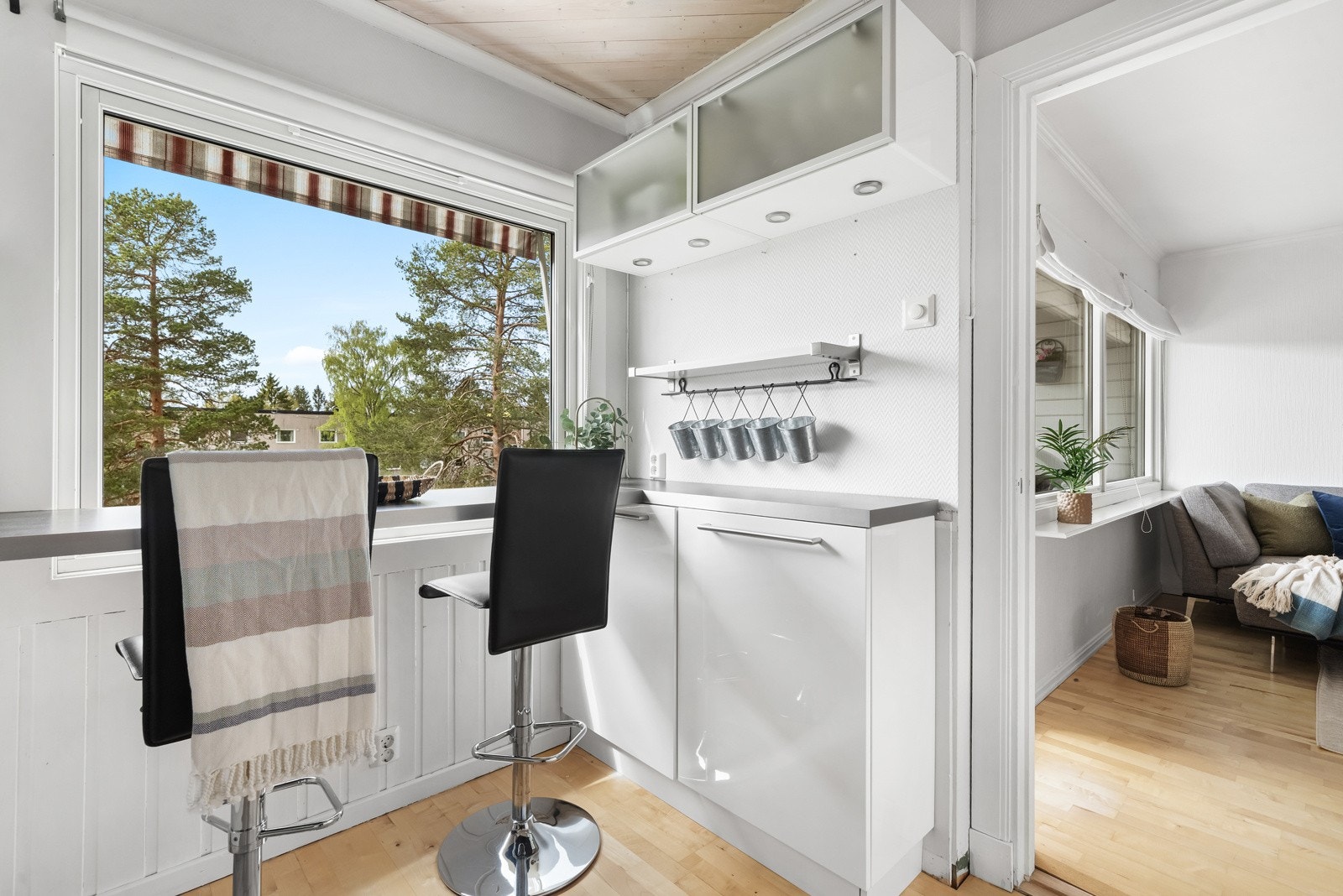 Kjøkkenet er godt utnyttet og har rikelig med skap- og benkeplass. Galleribilde