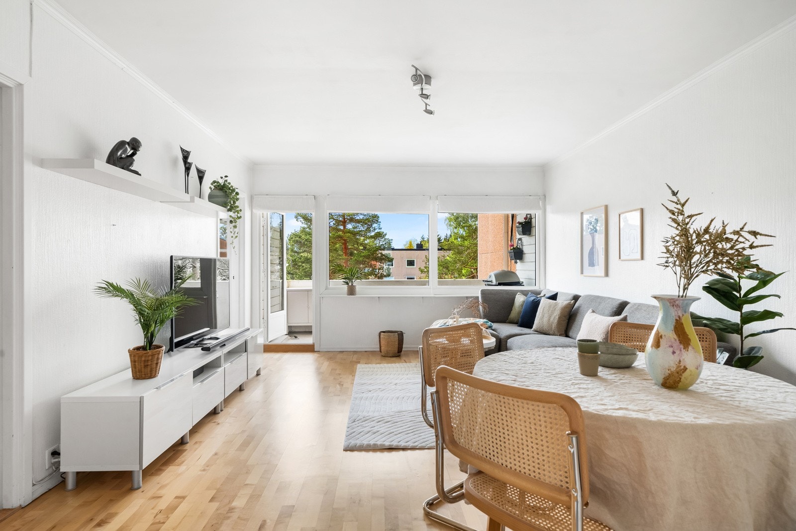 Her bor du sentralt med kort gange til Bøler senter, off.kommunikasjon og skole/barnehager, samtidig som du bor i umiddelbar nærhet til Haraløkka og Østmarka. Galleribilde