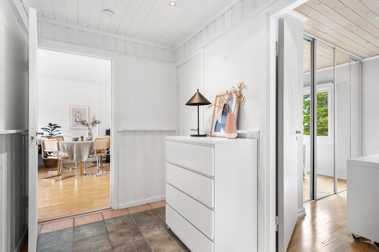 Fra entreen har man tilgang til praktisk, innvendig bod som også kan benyttes som garderobe. Galleribilde