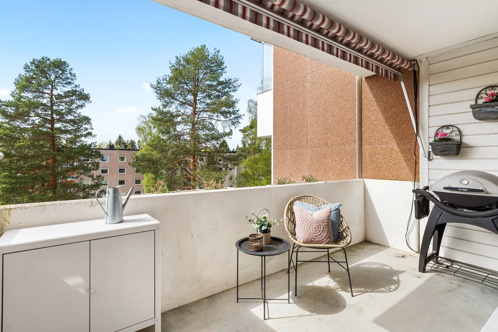 Det er montert markise som gir effektiv solskjerming ved behov. Størrelse på 7,6 kvm gir mulighet for ulike balkongmøblement, i tillegg til grill. Galleribilde