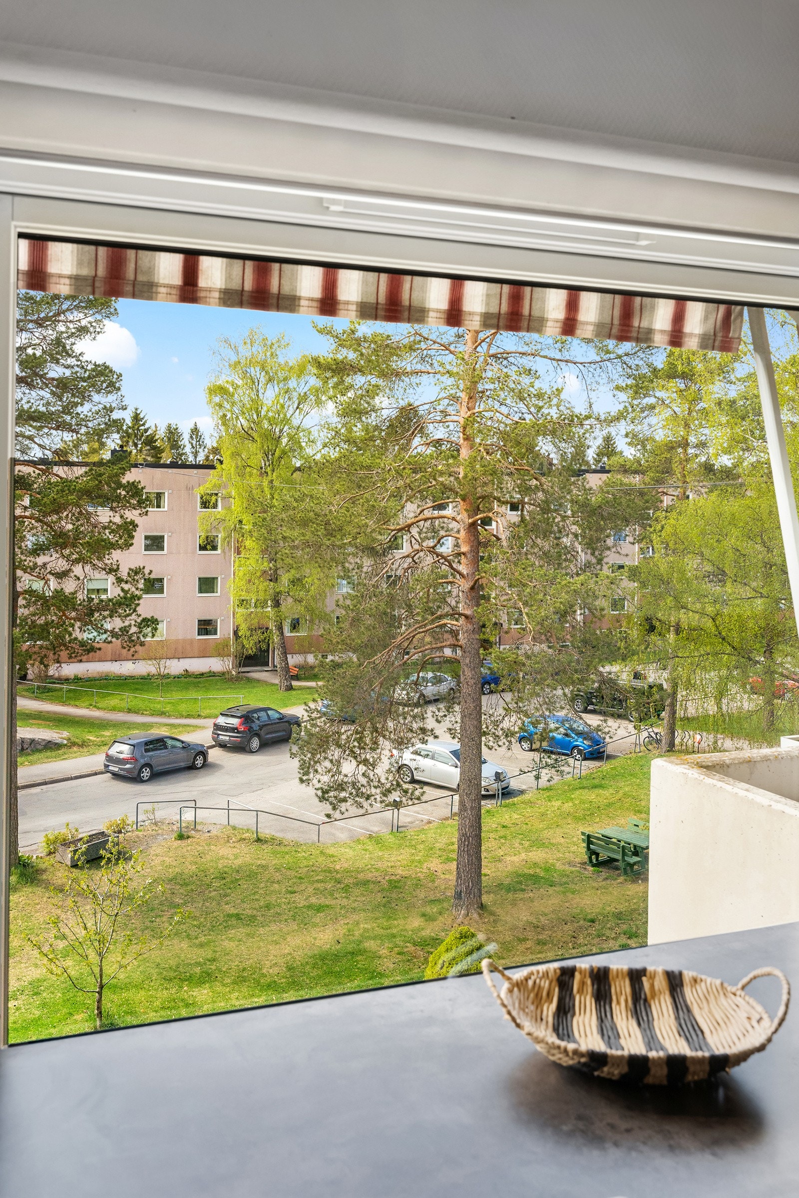 Hyggelig spiseplass ved barløsning under vinduet med utsyn over felles grøntområde. Galleribilde