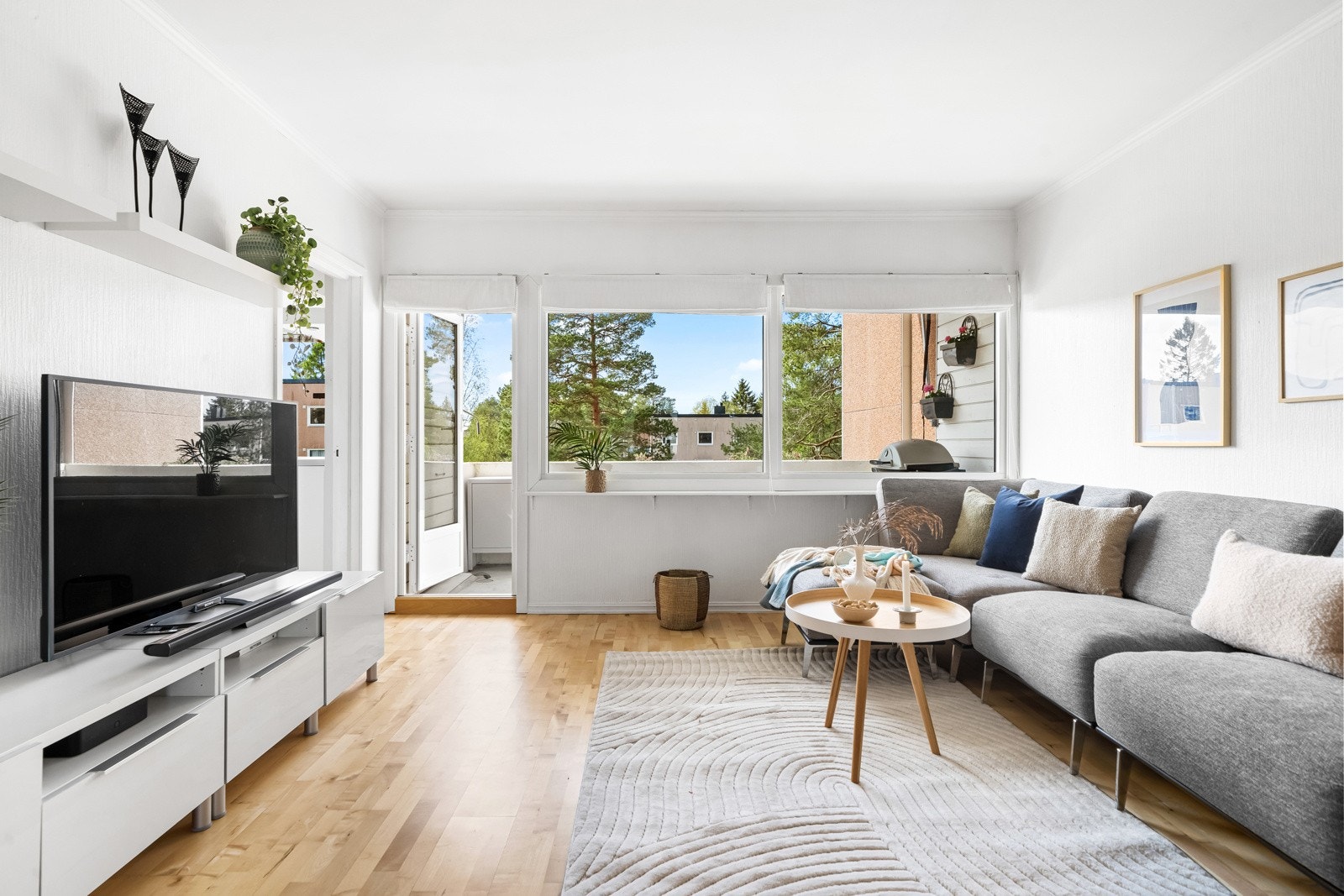 Kombinasjonen av trestavs parkett og lyse overflater gjør stuen enkel å innrede etter egen smak og stil. Galleribilde