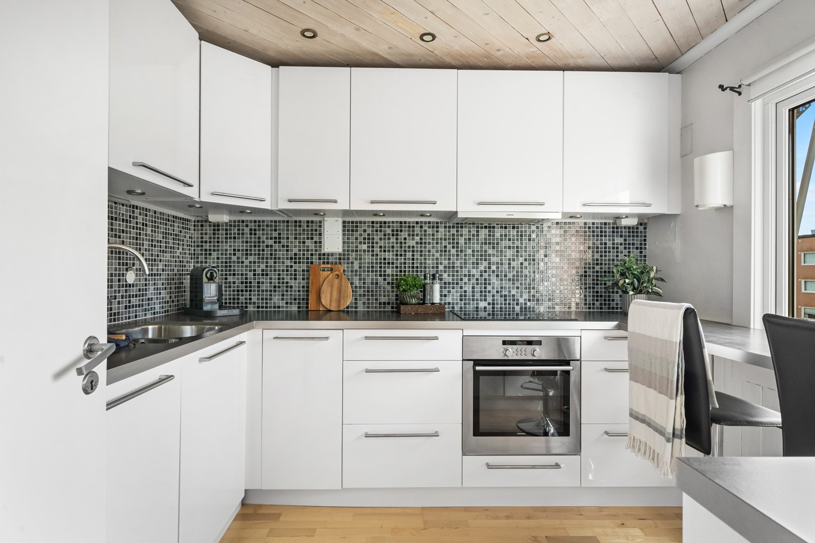 Leiligheten har et lyst og trivelig kjøkken med innredning fra Kvik (2007) og downlights i himling. Kjøkkeninnredningen er stilren med hvite, glatte fronter, laminatbenkeplate med kantlist i stål og nedfelt oppvaskkum. Galleribilde