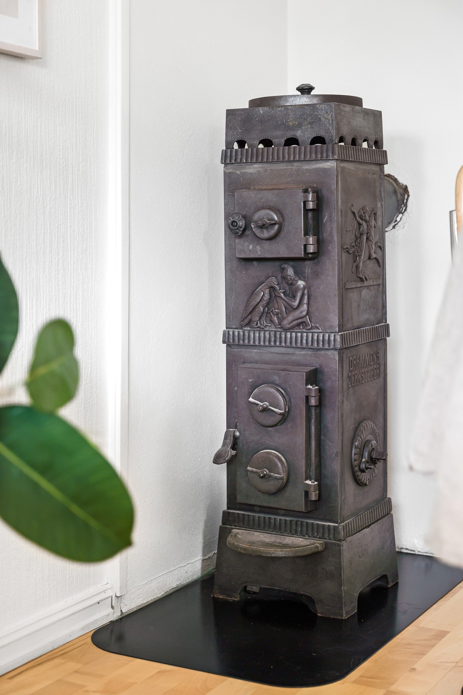 Det er montert peisovn i stuen som muliggjør vedfyring. Peisovnen gir ekstra hygge og varme på kalde høst- og vinterdager. Galleribilde