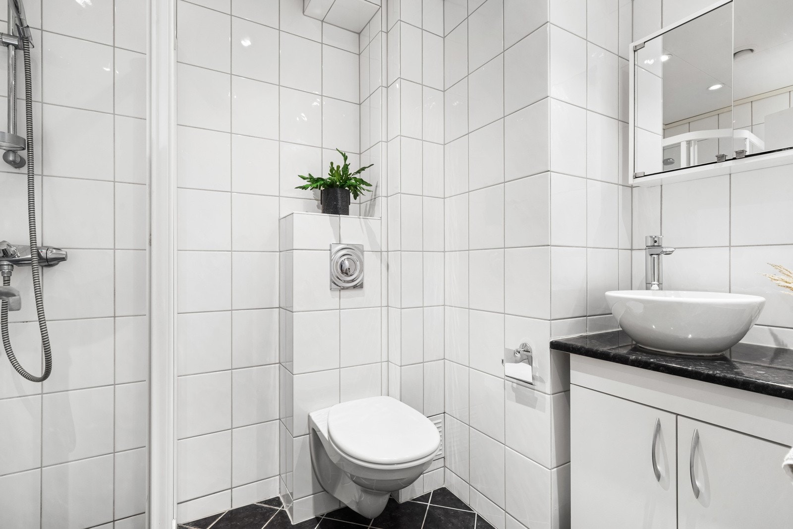 Leiligheten har et pent, flislagt bad med termostatstyrte varmekabler i gulv og downlights i himling. Galleribilde