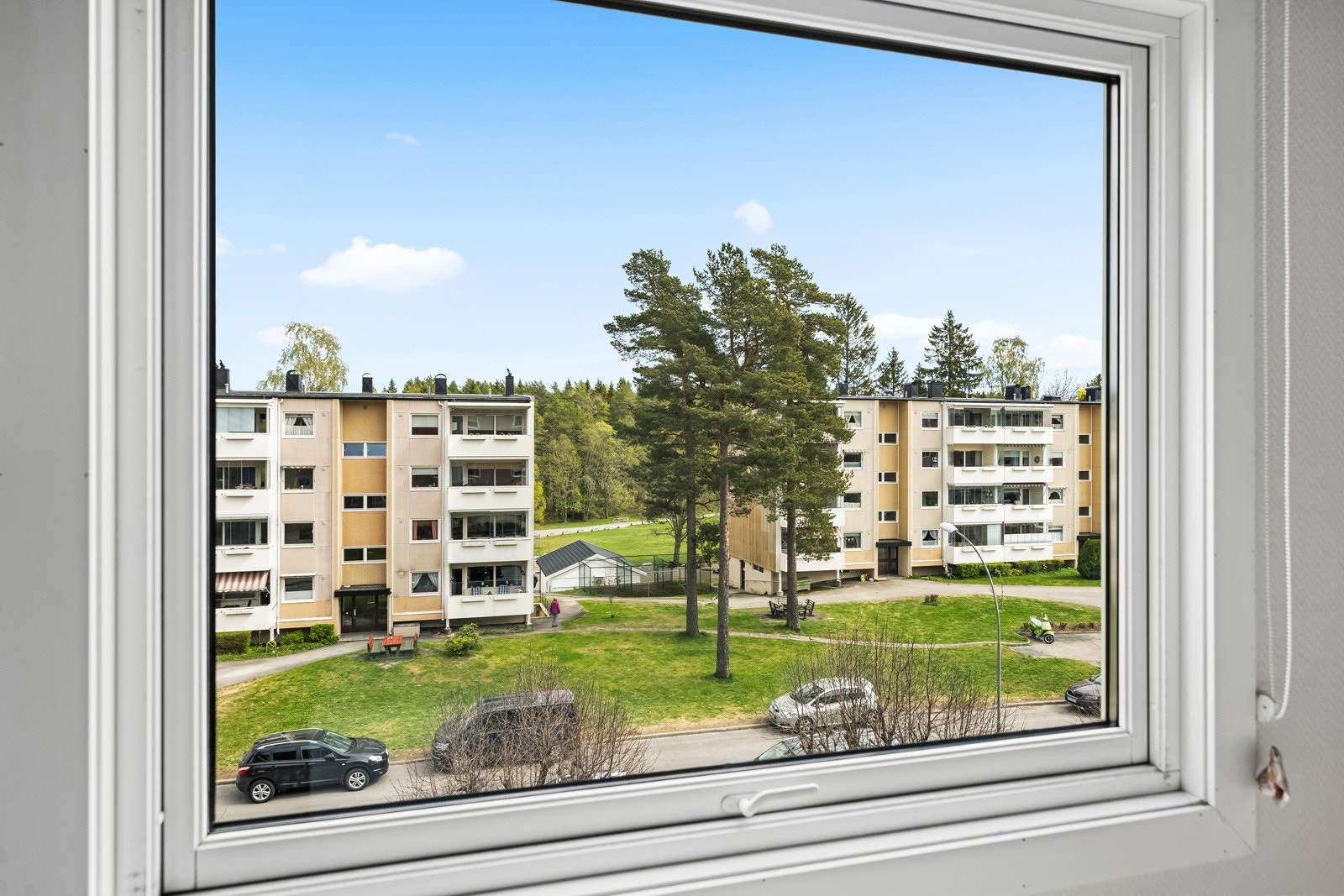 Hyggelig utsyn fra soveromsvindu. Galleribilde