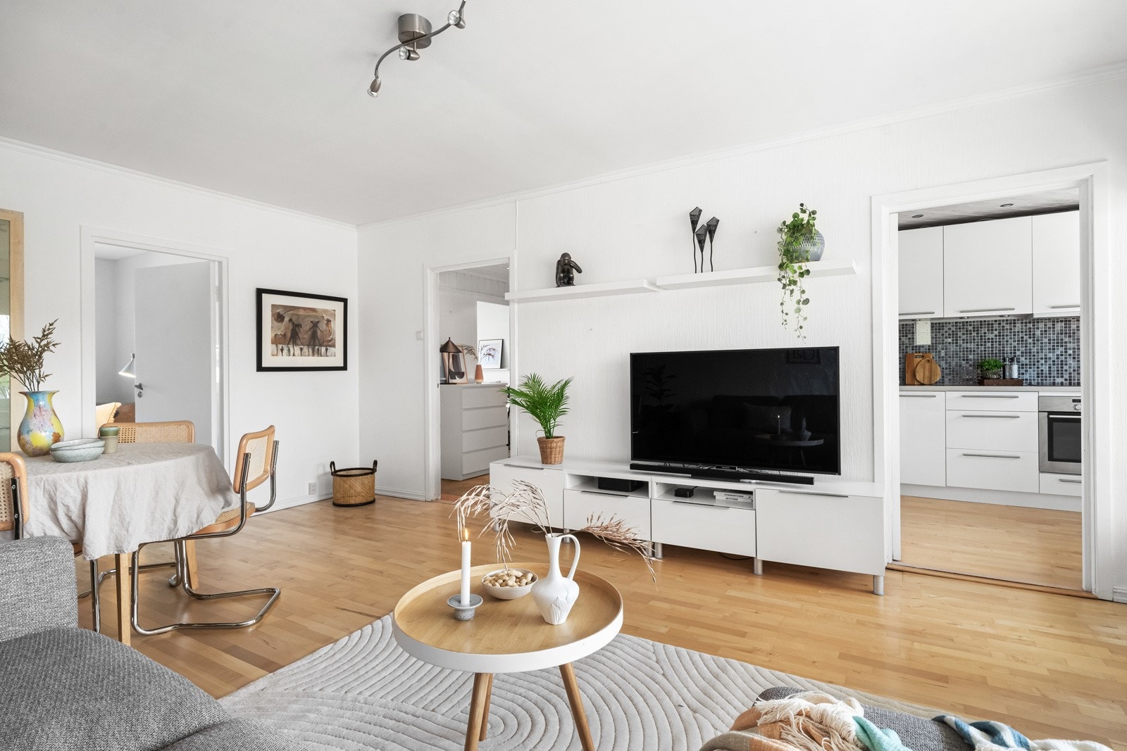 Stue og kjøkken er adskilt, men ligger praktisk i tilknytning til hverandre. Galleribilde