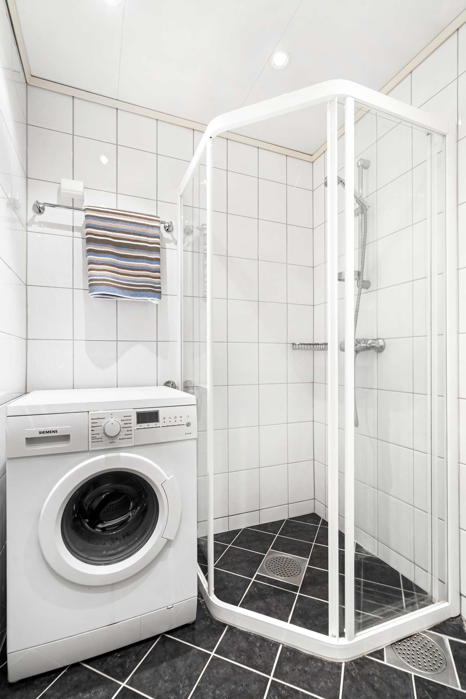 Egen dusjsone med skyvedør og opplegg for vaskemaskin. Vaskemaskinen medfølger i handelen. Badet ble rehabilitert av fagfolk i 2002. Galleribilde