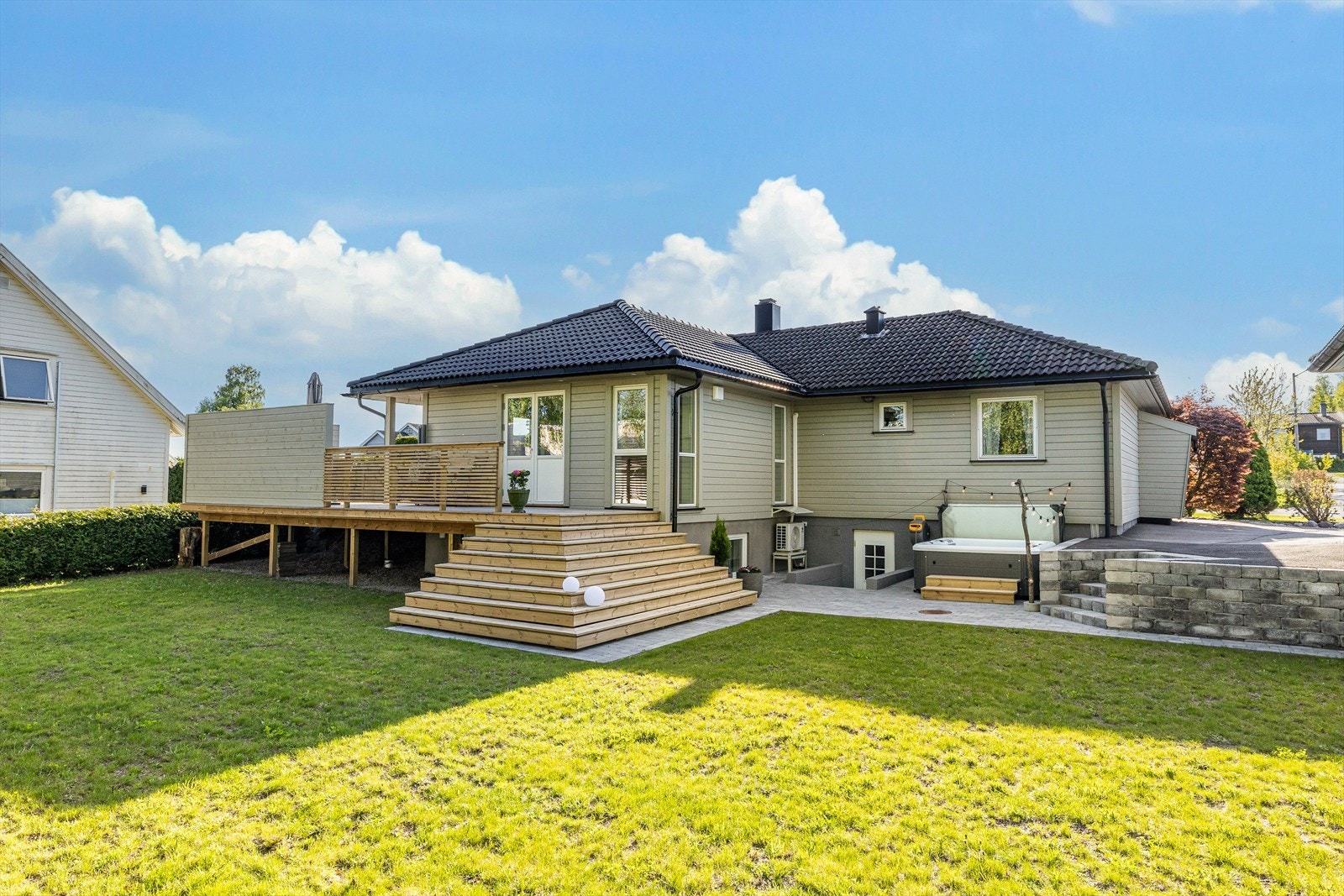 Eiendommen har et usjenert uteområde med god plass til det man måtte ønske av utemøblement. Galleribilde