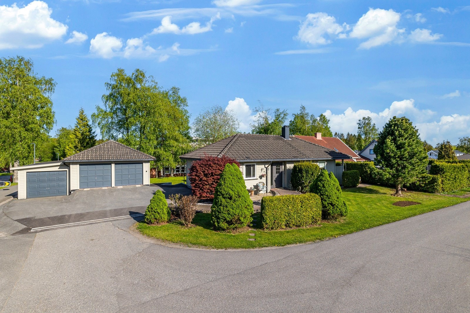 Romslig gårdsplass med fine parkeringsforhold. Galleribilde