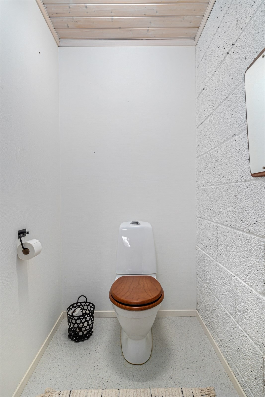 Toalettrom med vinylbelegg og malteflater. Innredet med toalett. Galleribilde